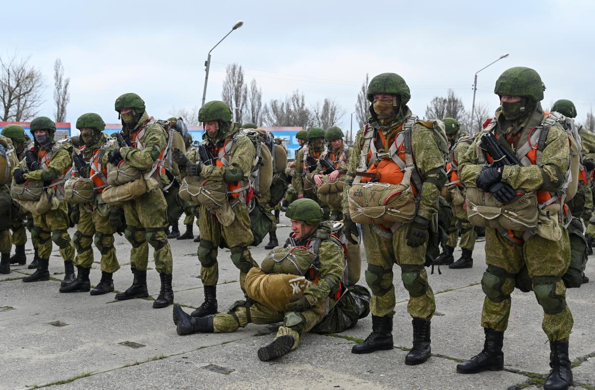 Російська федерація стягує війська до українських кордонів  / фото REUTERS