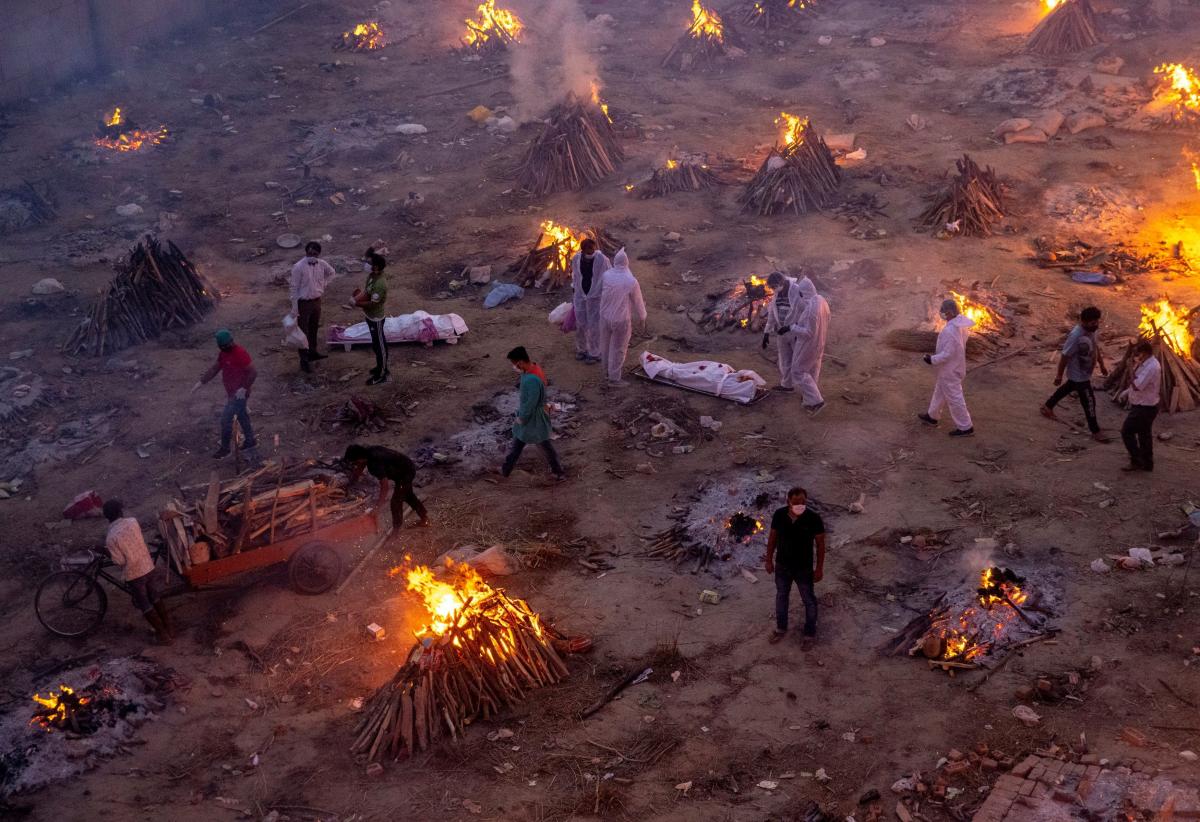 Массовая кремация умерших от коронавируса в Нью-Дели / REUTERS