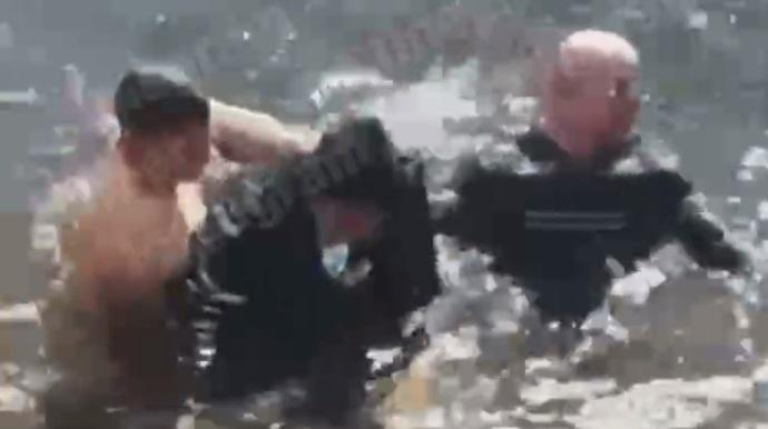 В Києві перехожі врятували самогубця / Скріншот з відео В Києві перехожі врятували самогубця / Скріншот з відео