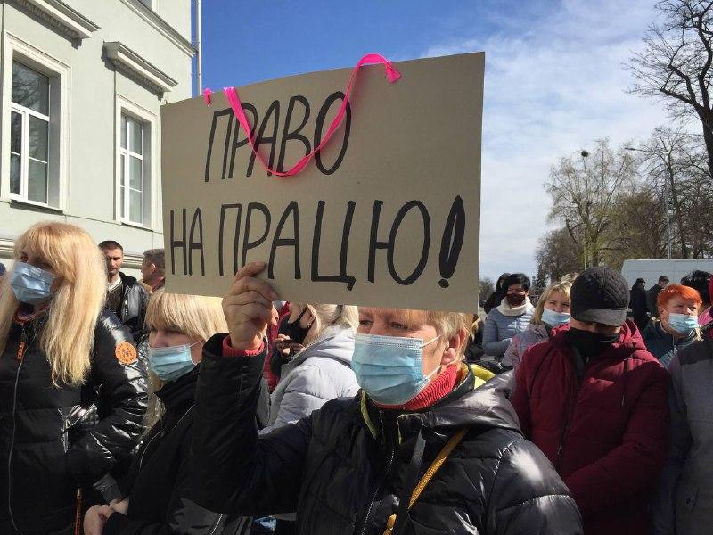 Під міськрадою на акцію протесту зібрались понад 100 підприємців/ фото УНІАН Під міськрадою на акцію протесту зібрались понад 100 підприємців/ фото УНІАН