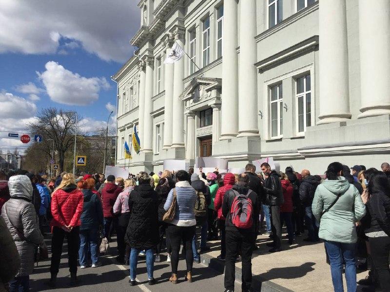 Підприємці Чернігова вимагають поновити роботу непродовольчих ринків і ТРЦ / фото УНІАН Підприємці Чернігова вимагають поновити роботу непродовольчих ринків і ТРЦ / фото УНІАН