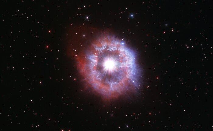 Гигантская звезда AG Carinae окружена расширяющейся оболочкой из газа и пыли / фото NASA, ESA and STScI Гигантская звезда AG Carinae окружена расширяющейся оболочкой из газа и пыли / фото NASA, ESA and STScI