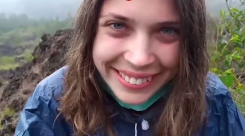 Россиянка снялась в порноролике на вулкане Батур / скриншот