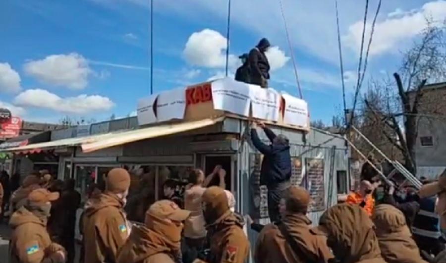 У Києві до поліцейського відділу відправили 14 осіб, які перешкоджали демонтажу МАФів - поліція /Скріншот У Києві до поліцейського відділу відправили 14 осіб, які перешкоджали демонтажу МАФів - поліція /Скріншот