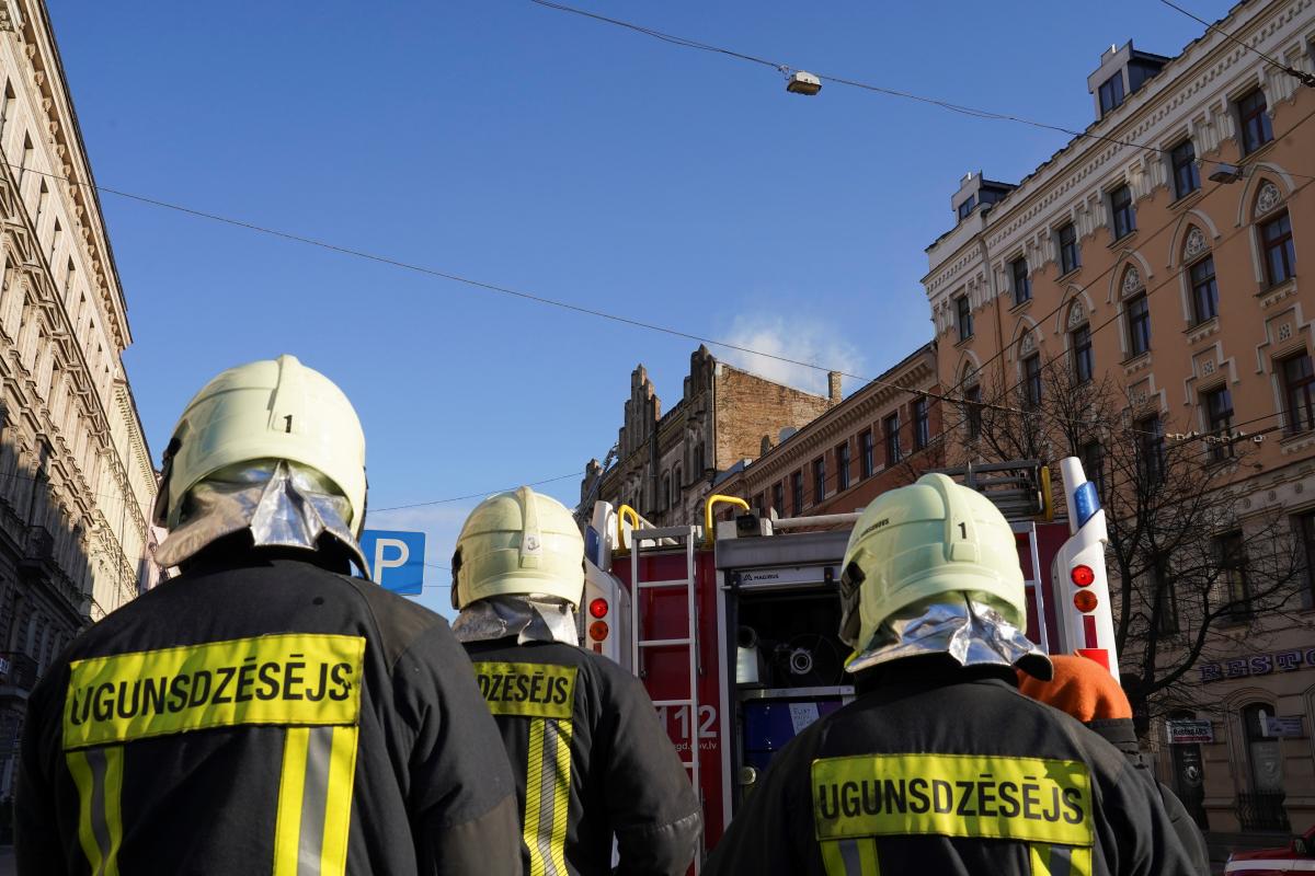 На місці події тривають рятувальні роботи / фото REUTERS На місці події тривають рятувальні роботи / фото REUTERS