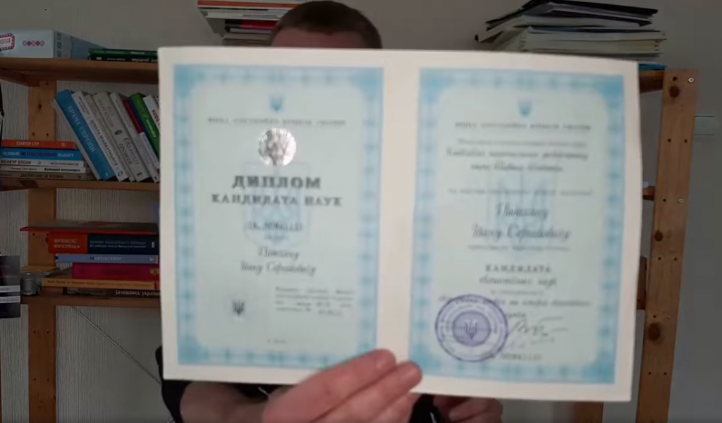 Житель Черкас розірвав та підпалив свій диплом кандидата наук / скріншот, facebook.com/iv.podolian Житель Черкас розірвав та підпалив свій диплом кандидата наук / скріншот, facebook.com/iv.podolian