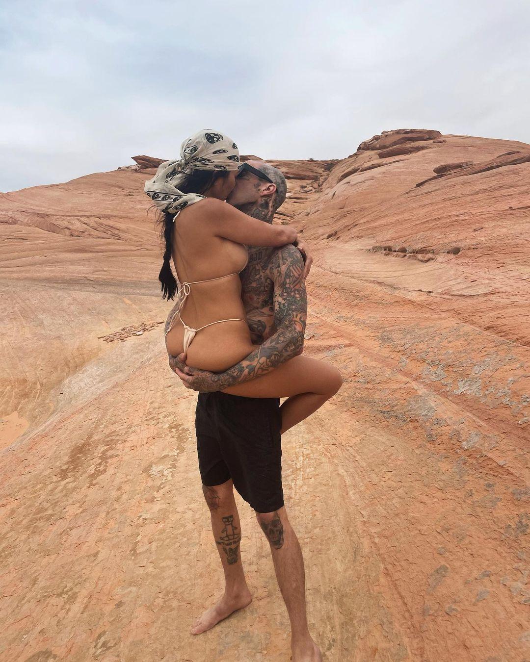 Кортни показала фигуру / instagram.com/kourtneykardash Кортни показала фигуру / instagram.com/kourtneykardash