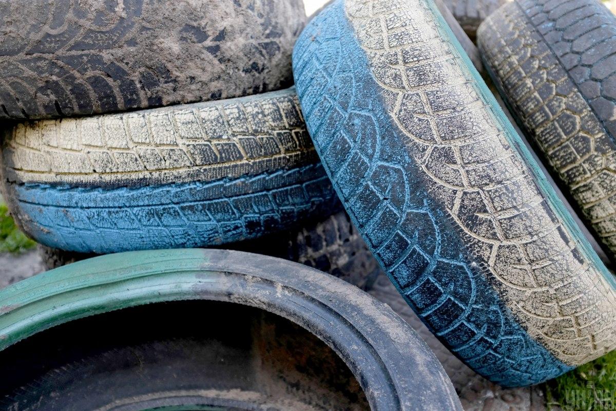 Для однієї дороги використали понад мільйон старих шин: навіщо їх заклали під покриття Для однієї дороги використали понад мільйон старих шин: навіщо їх заклали під покриття