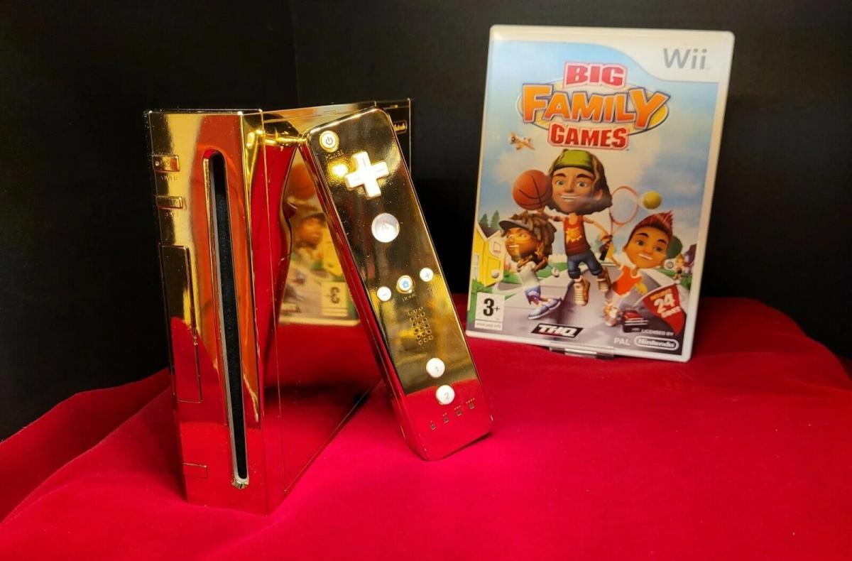 Золотая Nintendo Wii со сборником игр Big Family Games / фото Console Variations