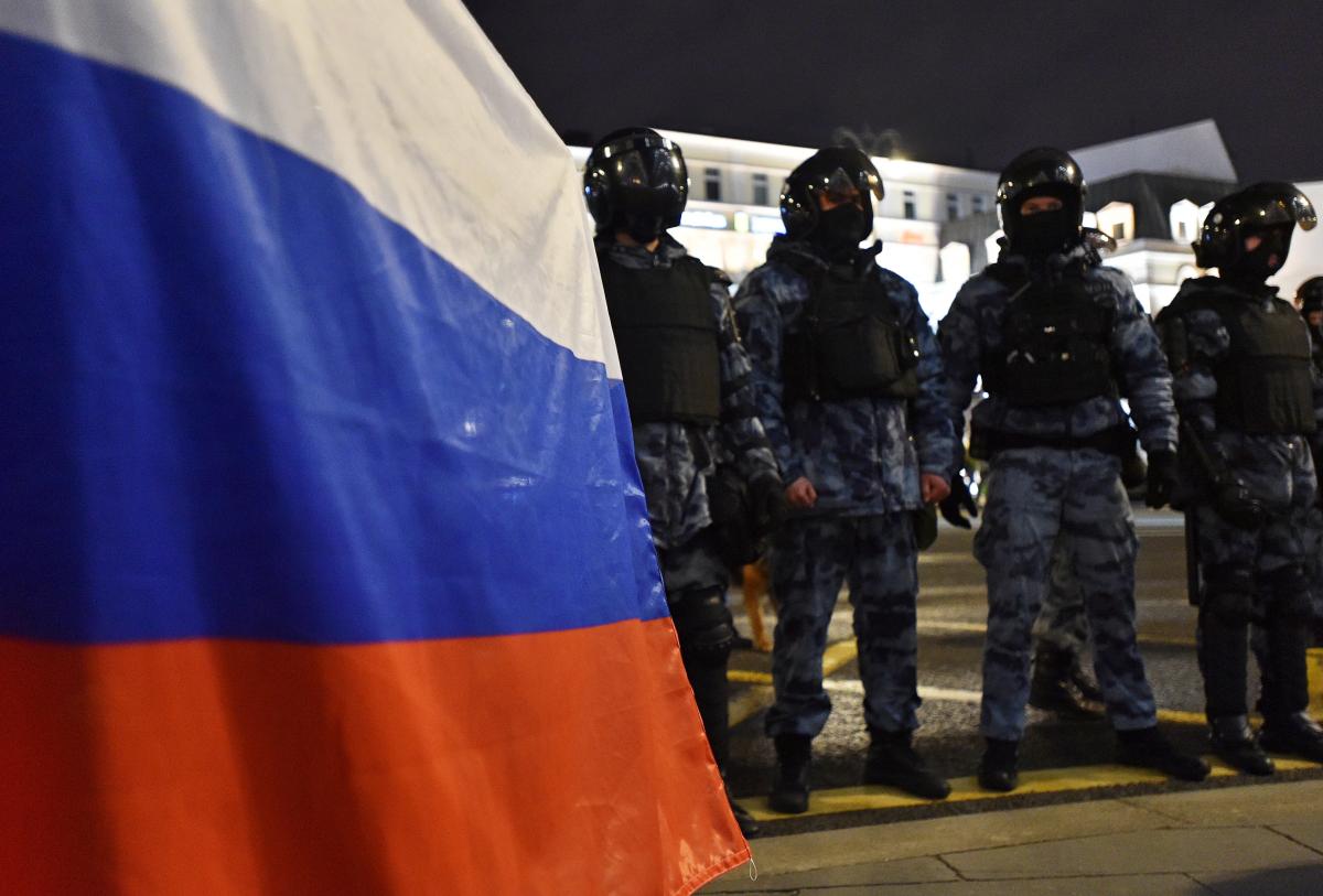 Щонайменше 1,5 тис. повісток РФ роздала кримським татарам / Фото: REUTERS Щонайменше 1,5 тис. повісток РФ роздала кримським татарам / Фото: REUTERS