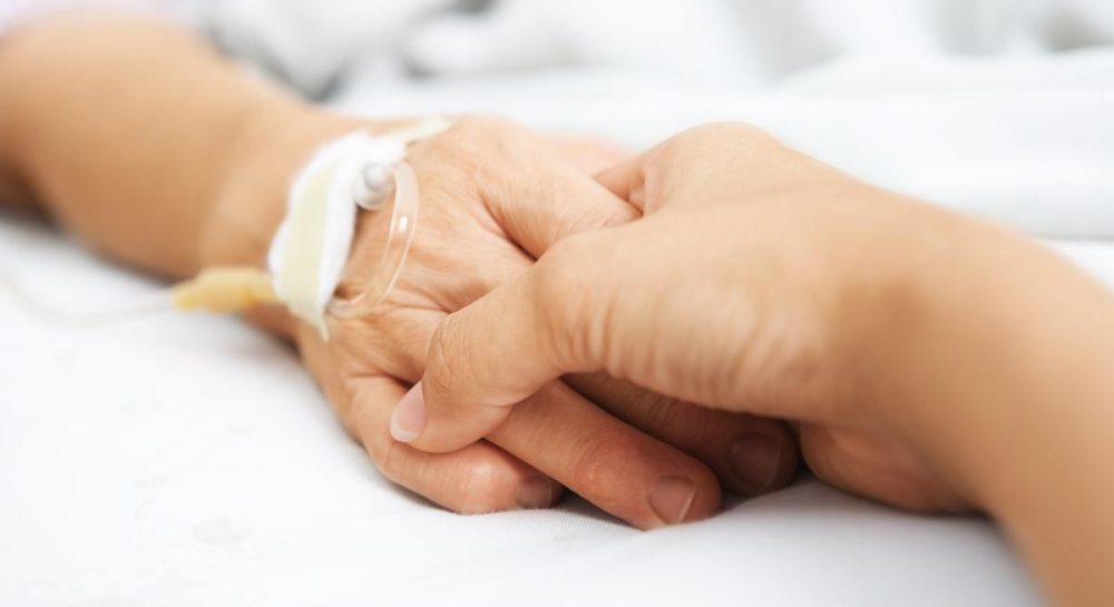 Бил лопатой и ногами по лицу: неизвестный жестоко избил 80-летнюю мать чиновника из МВФ - Vimarsana News