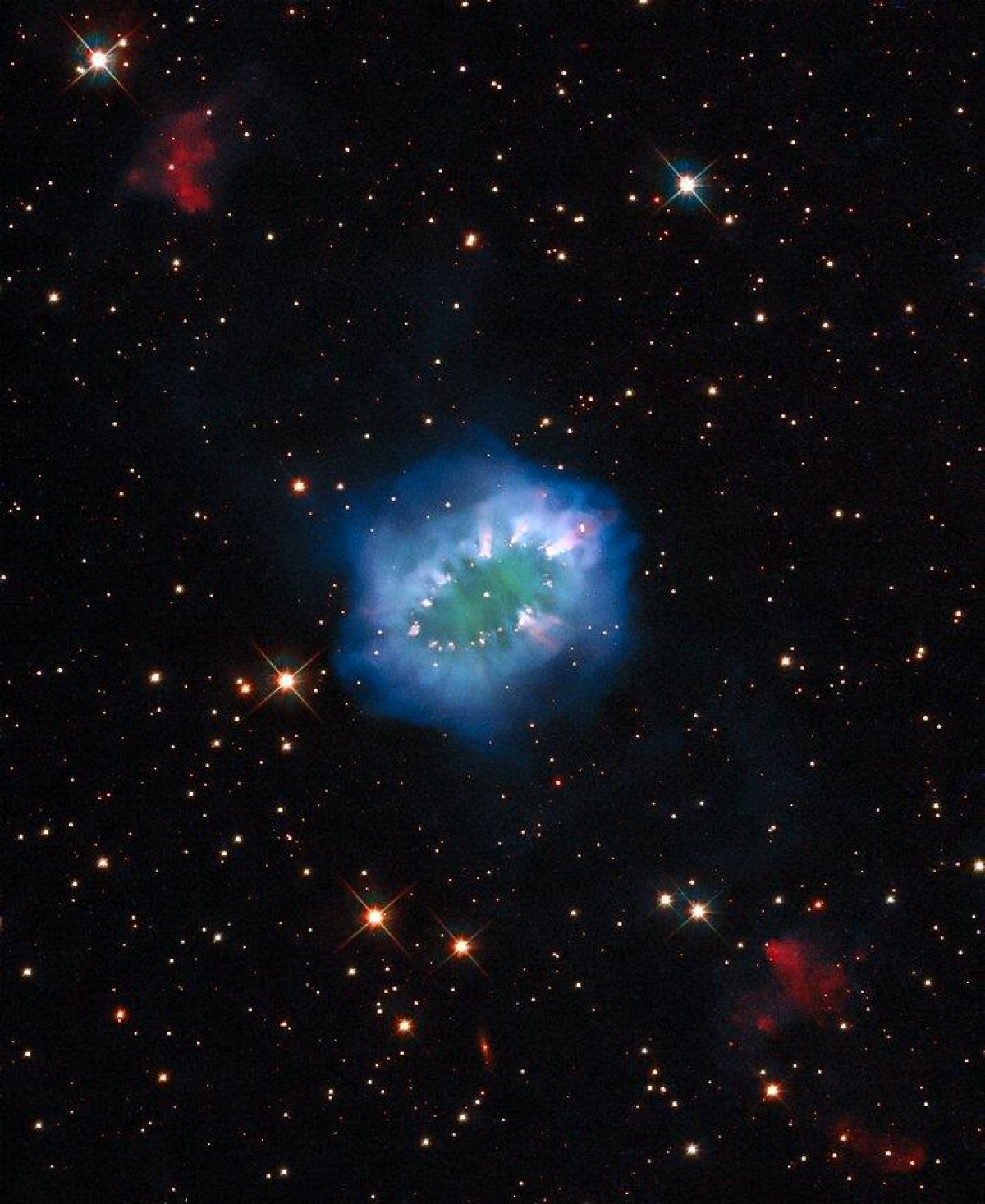 Hubble сфотографировал гламурную туманность Ожерелье