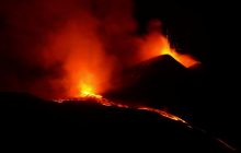 Этна на Сицилии извергается в семнадцатый раз за полтора месяца (фоторепортаж, видео)