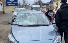 В центре Одессы Hyundai сбил на пешеходном переходе трех юношей и скрылся (фото)