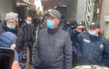 В Николаеве торговцы прогнали с рынка полицию, запрещающую работать в локдаун (видео)