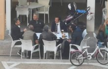 Мэр испанского города извинился за "неправильный" поход в бар во время пандемии