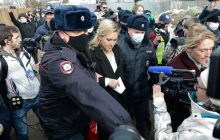 В России задержали участников митинга под колонией, в которой держат Навального