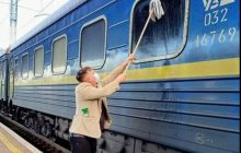 Датчанин помыл грязное окно вагона "Укрзализныци" и стал звездой сети (фото)