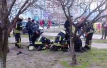 В Киеве из горящей квартиры вынесли двоих детей: их реанимировали спасатели