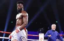 Рухнул как подкошенный: нигерийский боксер "выключил" соперника мощным ударом (видео)