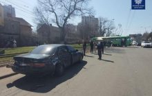 В Одессе трамвай сошел с рельсов из-за превышения скорости и спровоцировал ДТП