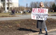 У Росії вчителька вийшла на пікет проти війни з Україною (фото)
