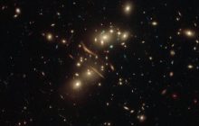 Hubble показал скопление "кривых" галактик (фото)