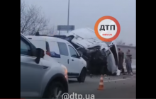 Під Києвом мікроавтобус влетів у відбійник та перекинувся: водій загинув (відео)