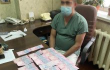 В Киеве двух медиков задержали за вымогательство денег при выдаче тела умершей от COVID (видео)