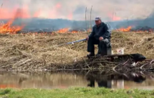 В Беларуси мужчина невозмутимо рыбачил на фоне бушующего пожара (видео)