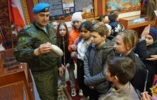 У Білорусі тіктокера "віддали на виховання" десантникам за плювок на меморіал