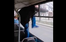 У Черкасах пасажир втік через вікно тролейбуса, щоб не платити за проїзд (відео)