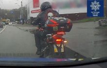 У Києві водій закрив держномер мотоцикла жіночою білизною й отримав штраф (фото)
