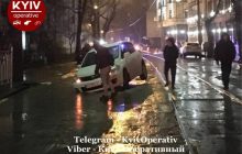 У Києві на Подолі в різних місцях дві машини провалилися під асфальт (фото, відео)