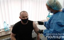 Первые 200 правоохранителей получили прививки от COVID-19