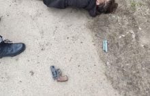 У Житомирі чоловік двічі вистрелив у себе, тікаючи від поліції