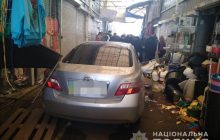 В Харкові Toyota влетіла у торговельні ряди на ринку, є постраждалі (фото)
