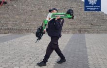 В Днепре толпа малолетних вандалов выбросила в реку прокатный электросамокат