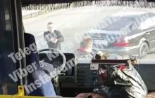 На трассе за Киевом произошла стрельба: пассажиры автобуса показали видео инцидента