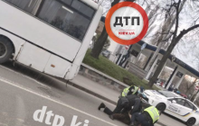 В Киеве маршрутчик, нарушивший карантин, устроил драку с полицией (фото, видео)