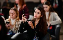 Раздевшаяся после пари с Филатовым ню-модель "засветилась" на заседании с Зеленским (фото)