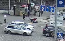 В центре Киева велосипедистка на скорости сбила женщину и попала на видео
