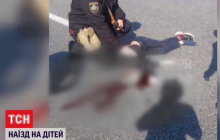 В Днепре спасают жизни двух школьников, которых сбило авто (видео)