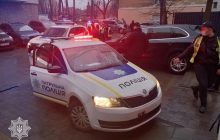 Во Львове водитель Porsche совершил четыре аварии и помочился на авто патрульных (видео)