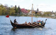Лодка викингов и дух Средневековья: в Черновцах открыли корабельный сезон (фото)