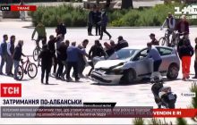 В Албании прохожий виртуозно заскочил в машину, чтобы остановить опасного водителя (видео)