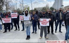 В Николаеве маршрутчики взяли штурмом горсовет, протестуя против локдауна (фото, видео)