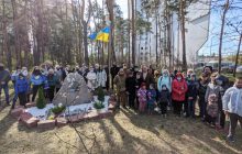 Без чиновників та формальностей: у парку на Жмаченка кияни встановили пам’ятний знак загиблому бійцю АТО