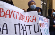 В Ровно люди требовали арестовать обвиняемого в серии изнасилований (видео)
