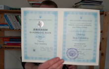 "Наука теряет смысл": кандидат наук из Черкасс сжег свой диплом после защиты Кивы (видео)